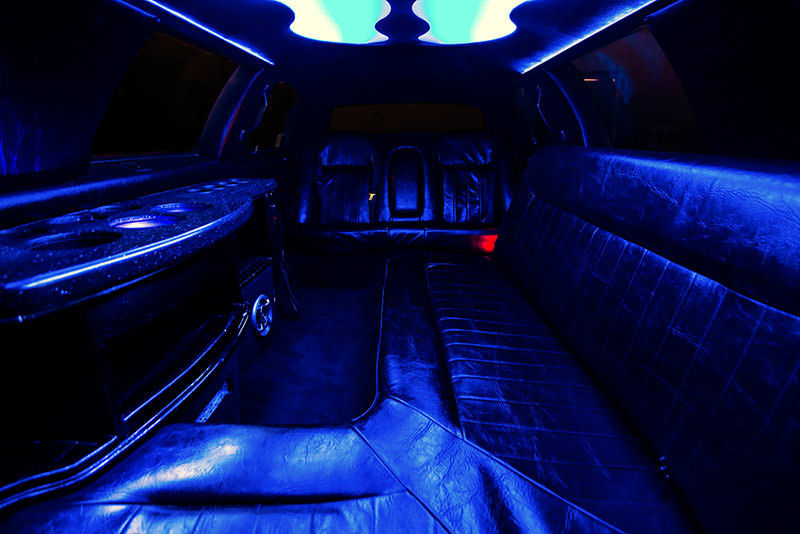 Toledo Limo 10 Passenger Town Car Limo With Color-changing Lighting